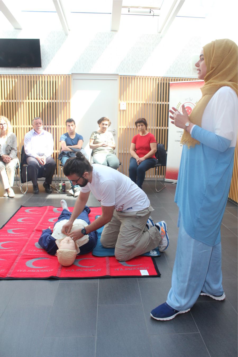 Başkonsolosluktan â€œTemel Yaşam Desteği-Suni Solunum ve Kalp Masajıâ€ adlı seminer
