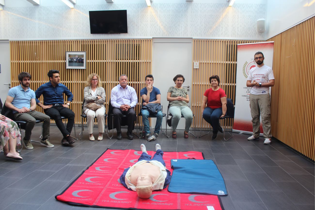 Başkonsolosluktan â€œTemel Yaşam Desteği-Suni Solunum ve Kalp Masajıâ€ adlı seminer