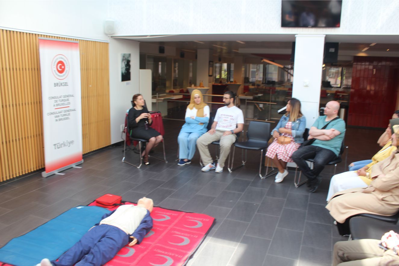 Başkonsolosluktan â€œTemel Yaşam Desteği-Suni Solunum ve Kalp Masajıâ€ adlı seminer