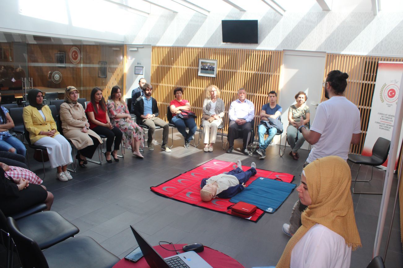 Başkonsolosluktan â€œTemel Yaşam Desteği-Suni Solunum ve Kalp Masajıâ€ adlı seminer