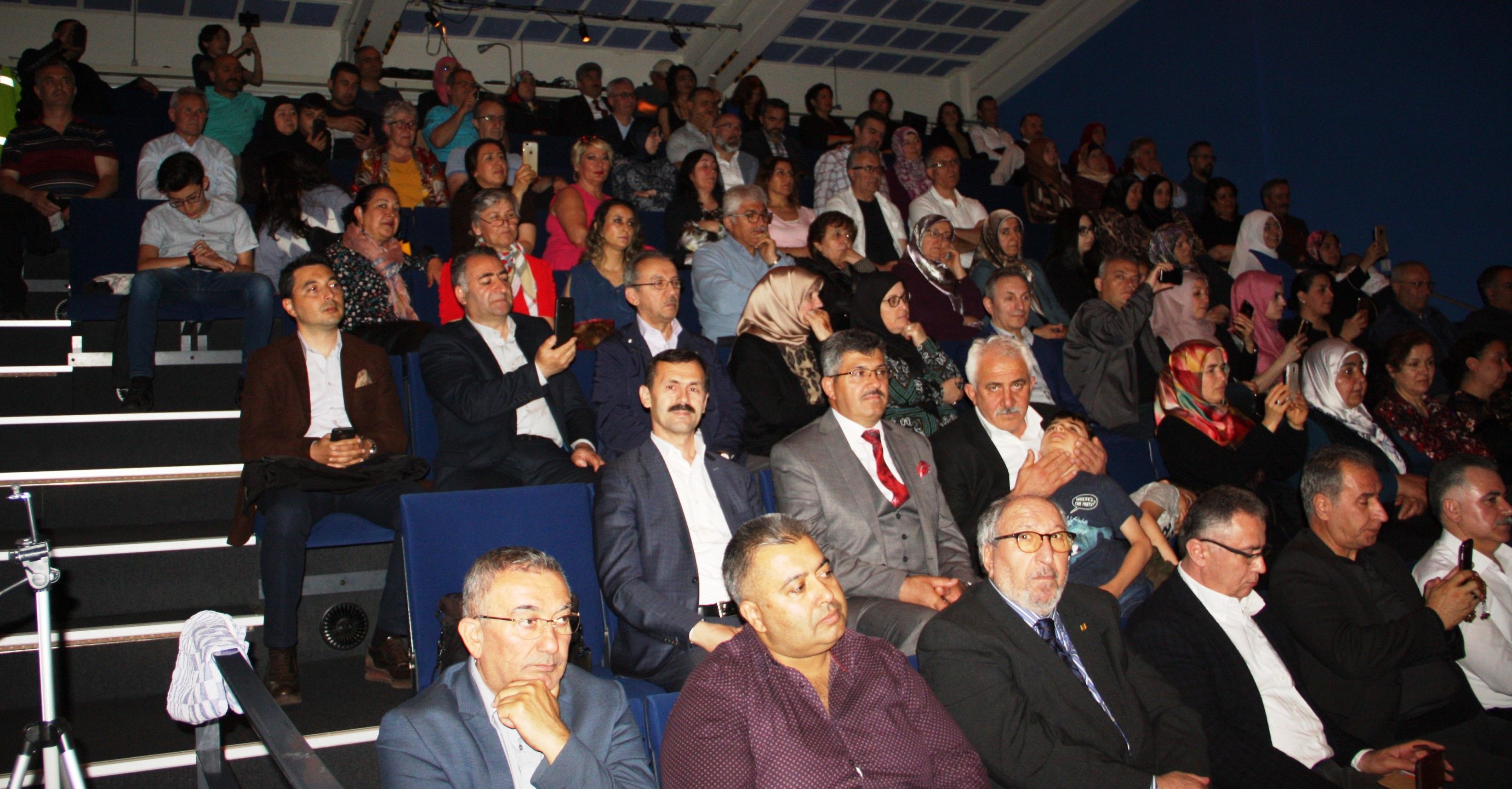 MEMLEKET TÜRKÜLERİ AMSTERDAM'DA SÖYLENDİ