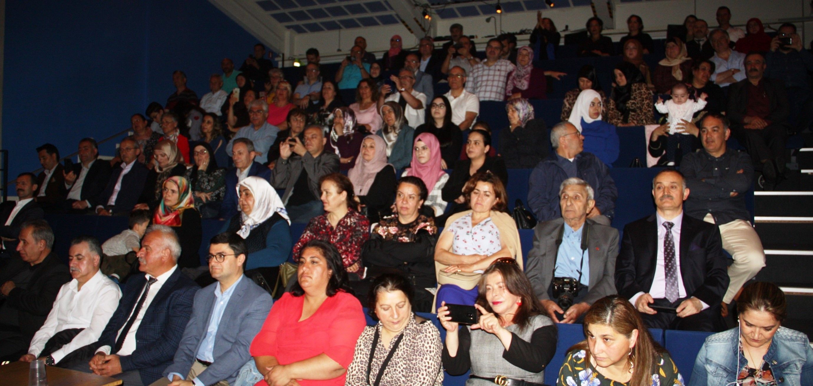 MEMLEKET TÜRKÜLERİ AMSTERDAM'DA SÖYLENDİ