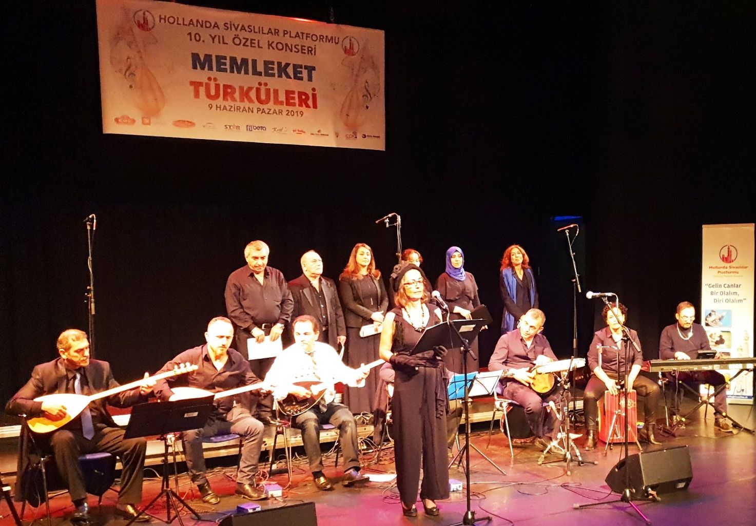 MEMLEKET TÜRKÜLERİ AMSTERDAM'DA SÖYLENDİ