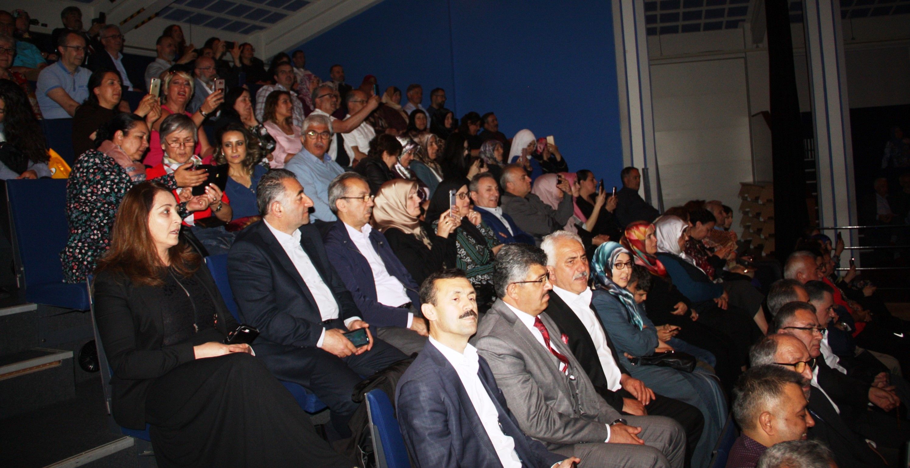 MEMLEKET TÜRKÜLERİ AMSTERDAM'DA SÖYLENDİ