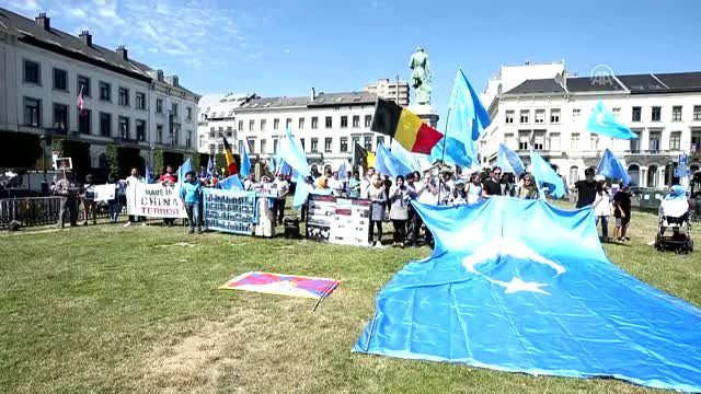 Belçika'nın başkenti Brüksel'de toplanan yüzlerce Uygur Türkü Çin'i protesto etti.