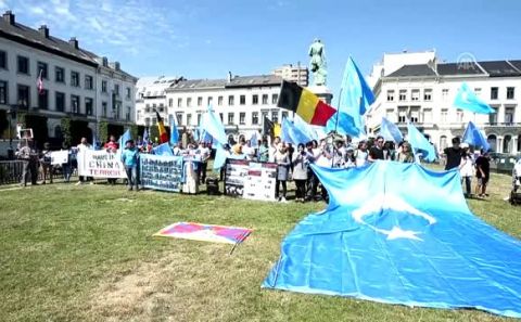 Belçika'nın başkenti Brüksel'de toplanan yüzlerce Uygur Türkü Çin'i protesto etti.