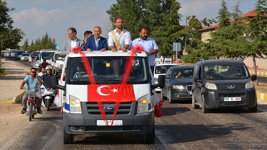 Başpehlivan Ali Gürbüz'e coşkulu karşılama 