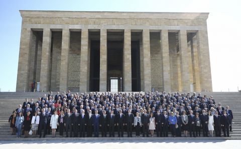Büyükelçilerle Anıtkabir'i ziyaret etti 