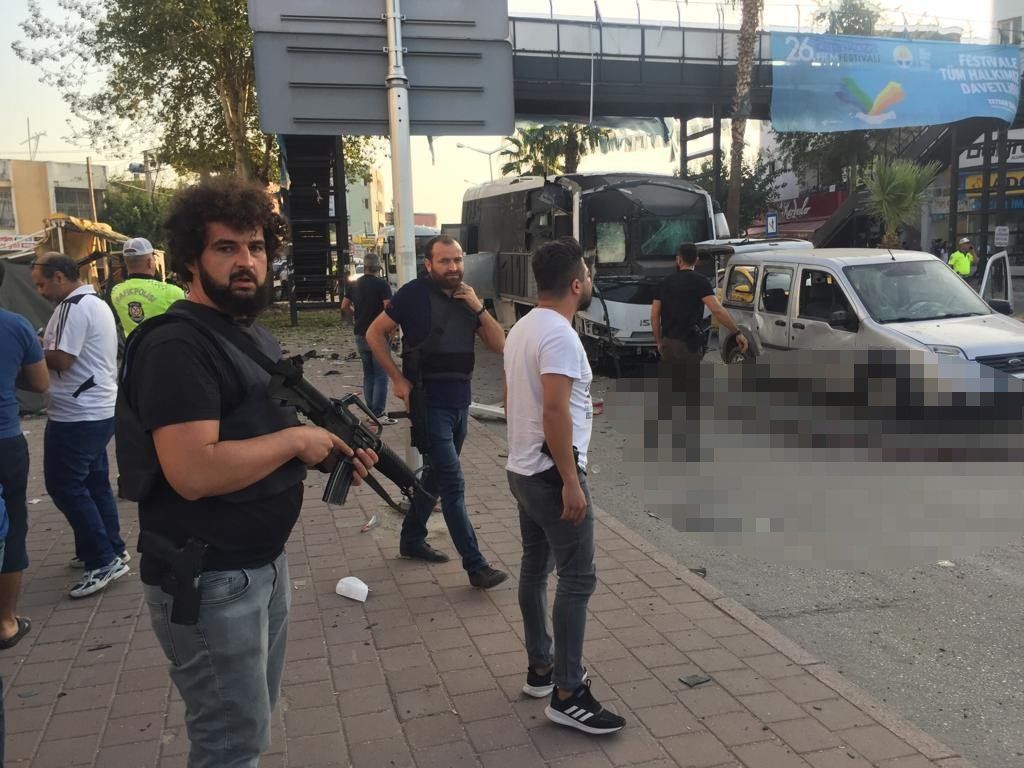 Adanaâ€™da polis servisine bombalı saldırı!