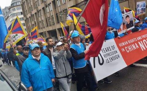 Belçika'nın başkenti Brüksel'de toplanan binlerce gösterici, Çin'in Uygur politikasını protesto etti.