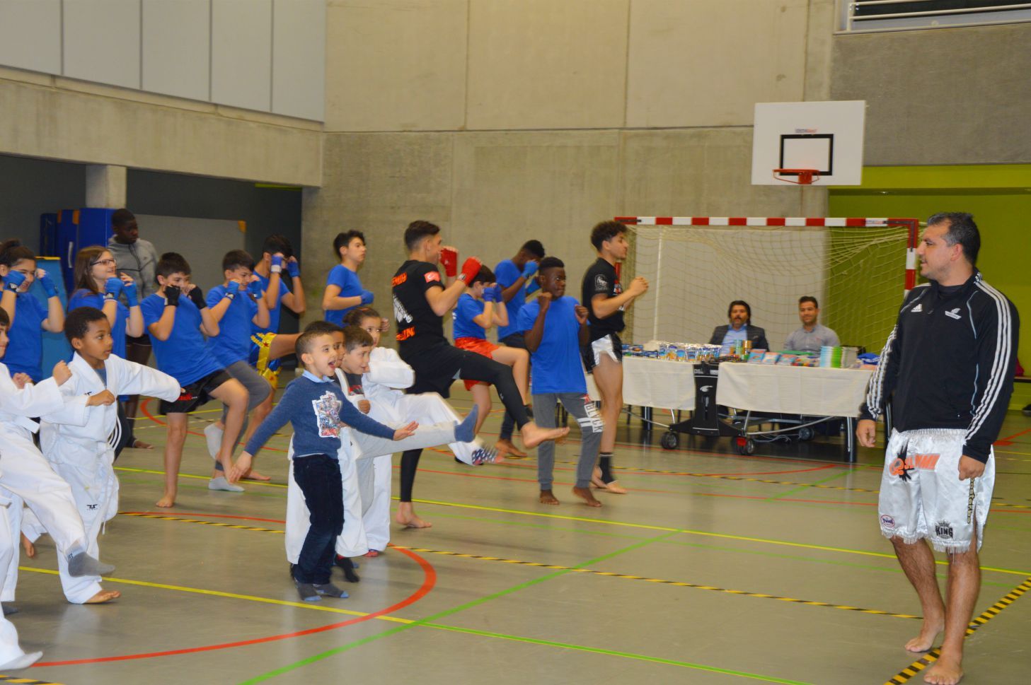 DÜNYA THAİ-KİCKBOXİNG ŞAMPİYONU ALİ GÜNYAR› ‹BAF’DA SEMİNER VERDİ