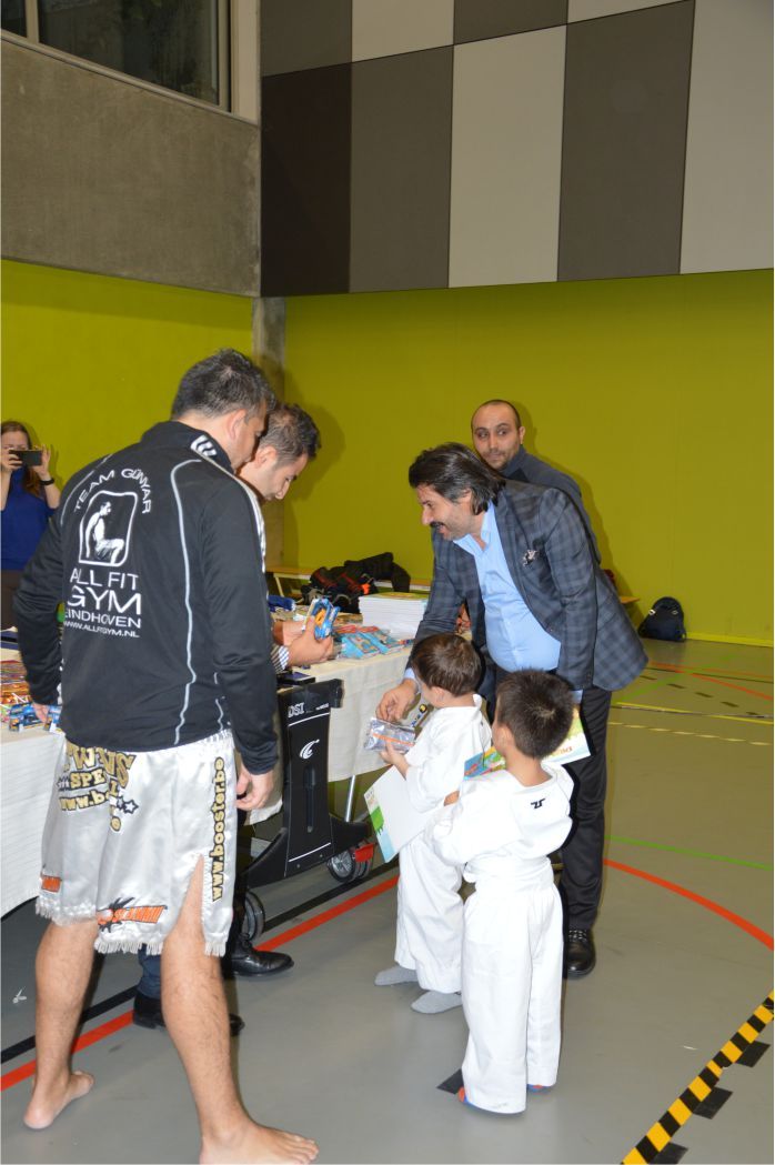 DÜNYA THAİ-KİCKBOXİNG ŞAMPİYONU ALİ GÜNYAR› ‹BAF’DA SEMİNER VERDİ