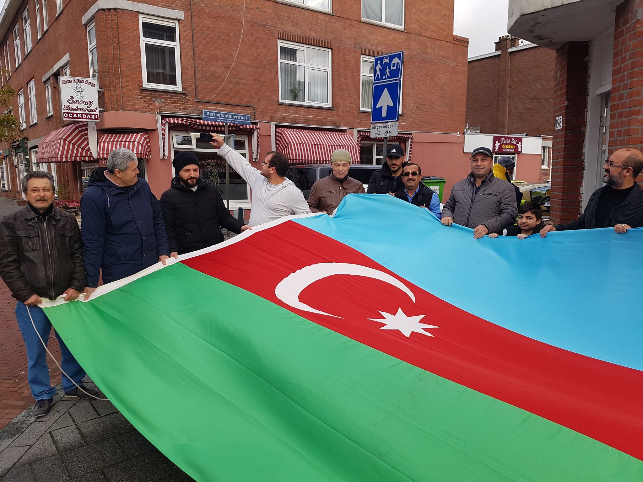 9 KASIM AZERBAYCAN BAYRAK GÜNÜNDE İKİ KARDEŞ ÜLKENİN BAYRAĞINI DALGALANDIRDILAR