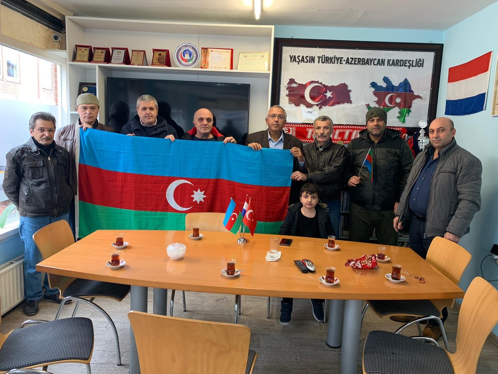 9 KASIM AZERBAYCAN BAYRAK GÜNÜNDE İKİ KARDEŞ ÜLKENİN BAYRAĞINI DALGALANDIRDILAR