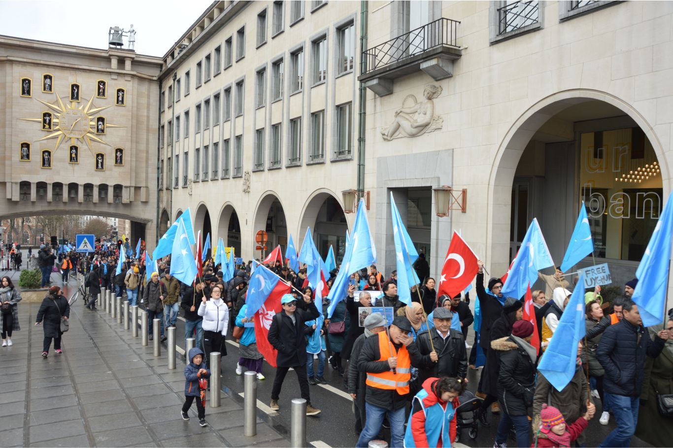 UYGURLARA YÖNELİK 'ÇİN ZULMÜ' AVRUPA'NIN BAŞKENTİ BRÜKSEL'DE PROTESTO EDİLDİ