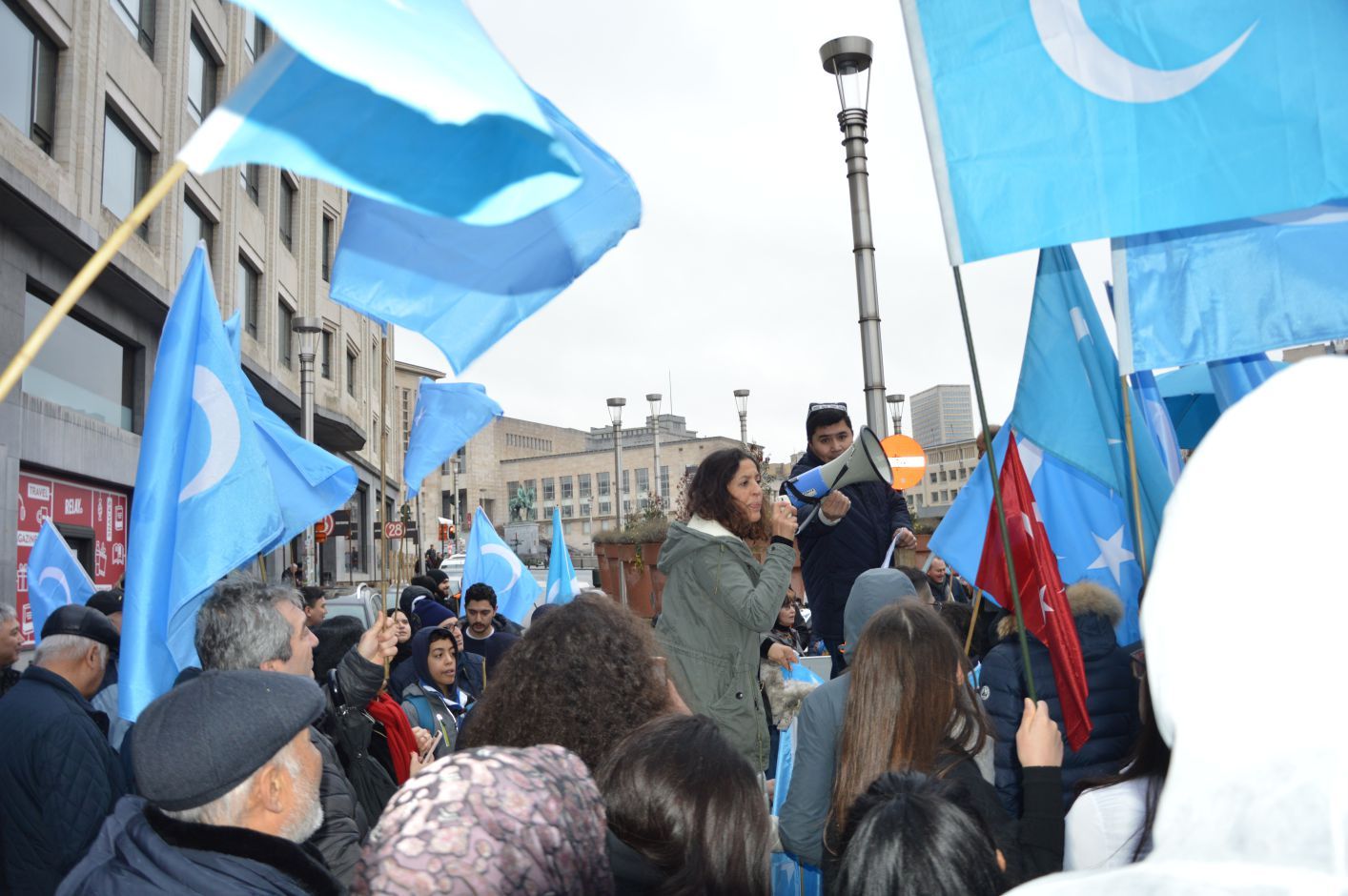 UYGURLARA YÖNELİK 'ÇİN ZULMÜ' AVRUPA'NIN BAŞKENTİ BRÜKSEL'DE PROTESTO EDİLDİ