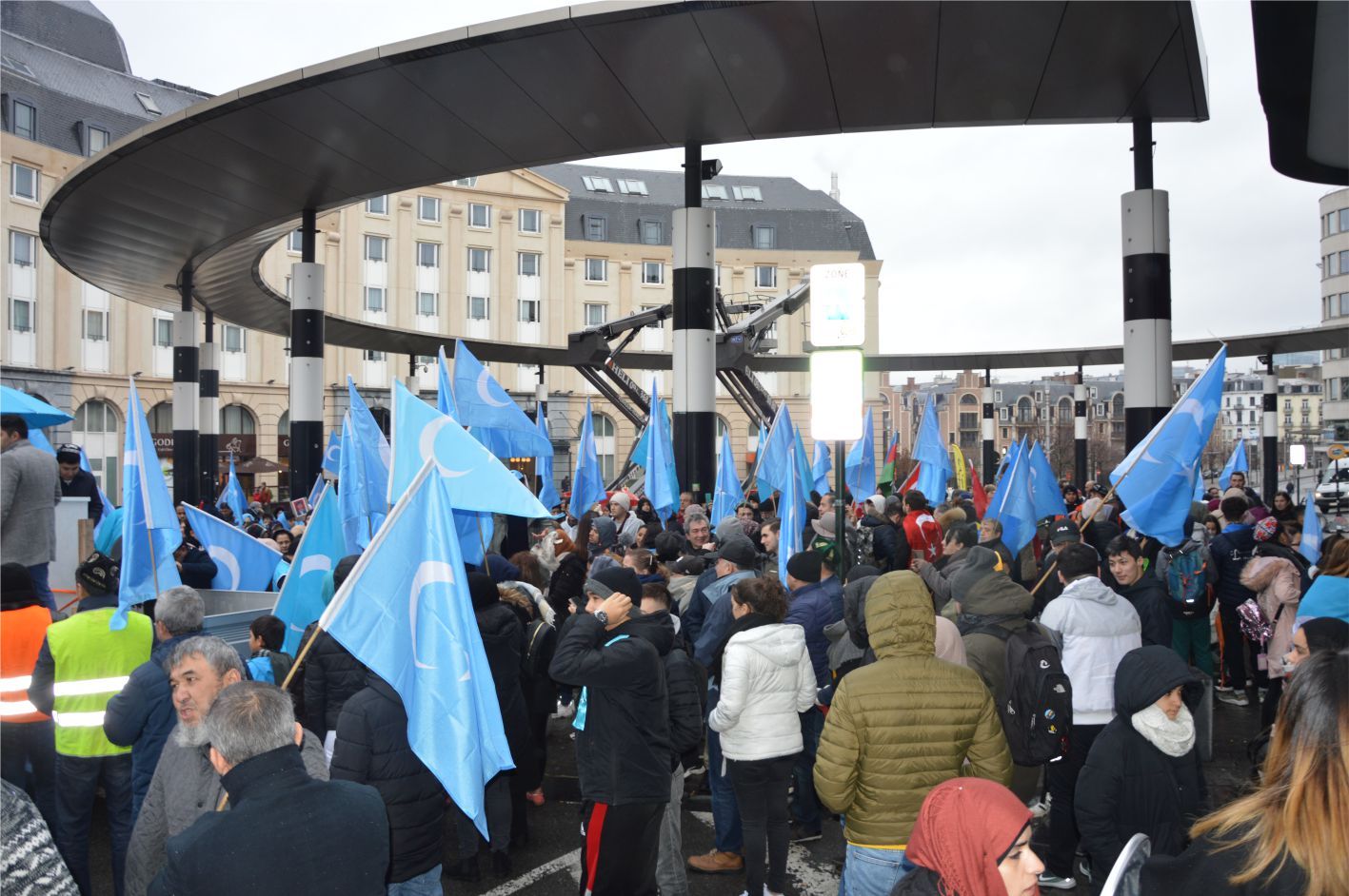 UYGURLARA YÖNELİK 'ÇİN ZULMÜ' AVRUPA'NIN BAŞKENTİ BRÜKSEL'DE PROTESTO EDİLDİ