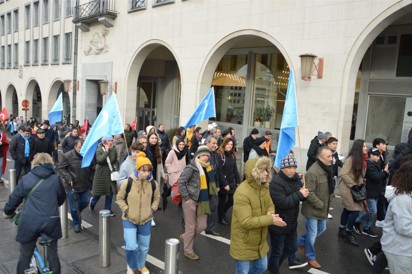 UYGURLARA YÖNELİK 'ÇİN ZULMÜ' AVRUPA'NIN BAŞKENTİ BRÜKSEL'DE PROTESTO EDİLDİ