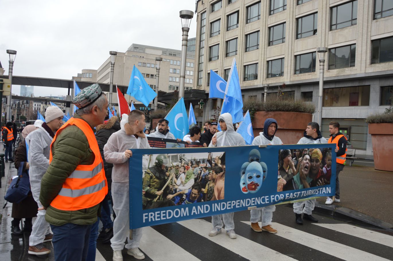 UYGURLARA YÖNELİK 'ÇİN ZULMÜ' AVRUPA'NIN BAŞKENTİ BRÜKSEL'DE PROTESTO EDİLDİ