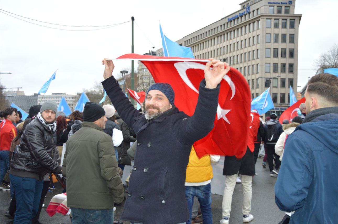 UYGURLARA YÖNELİK 'ÇİN ZULMÜ' AVRUPA'NIN BAŞKENTİ BRÜKSEL'DE PROTESTO EDİLDİ