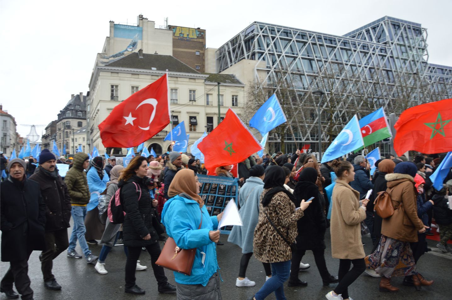UYGURLARA YÖNELİK 'ÇİN ZULMÜ' AVRUPA'NIN BAŞKENTİ BRÜKSEL'DE PROTESTO EDİLDİ