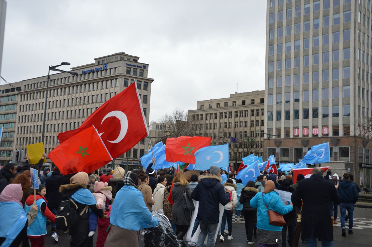 UYGURLARA YÖNELİK 'ÇİN ZULMÜ' AVRUPA'NIN BAŞKENTİ BRÜKSEL'DE PROTESTO EDİLDİ