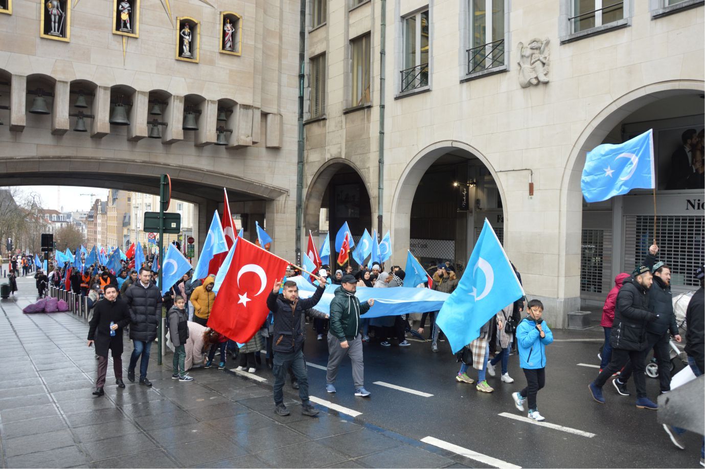 UYGURLARA YÖNELİK 'ÇİN ZULMÜ' AVRUPA'NIN BAŞKENTİ BRÜKSEL'DE PROTESTO EDİLDİ