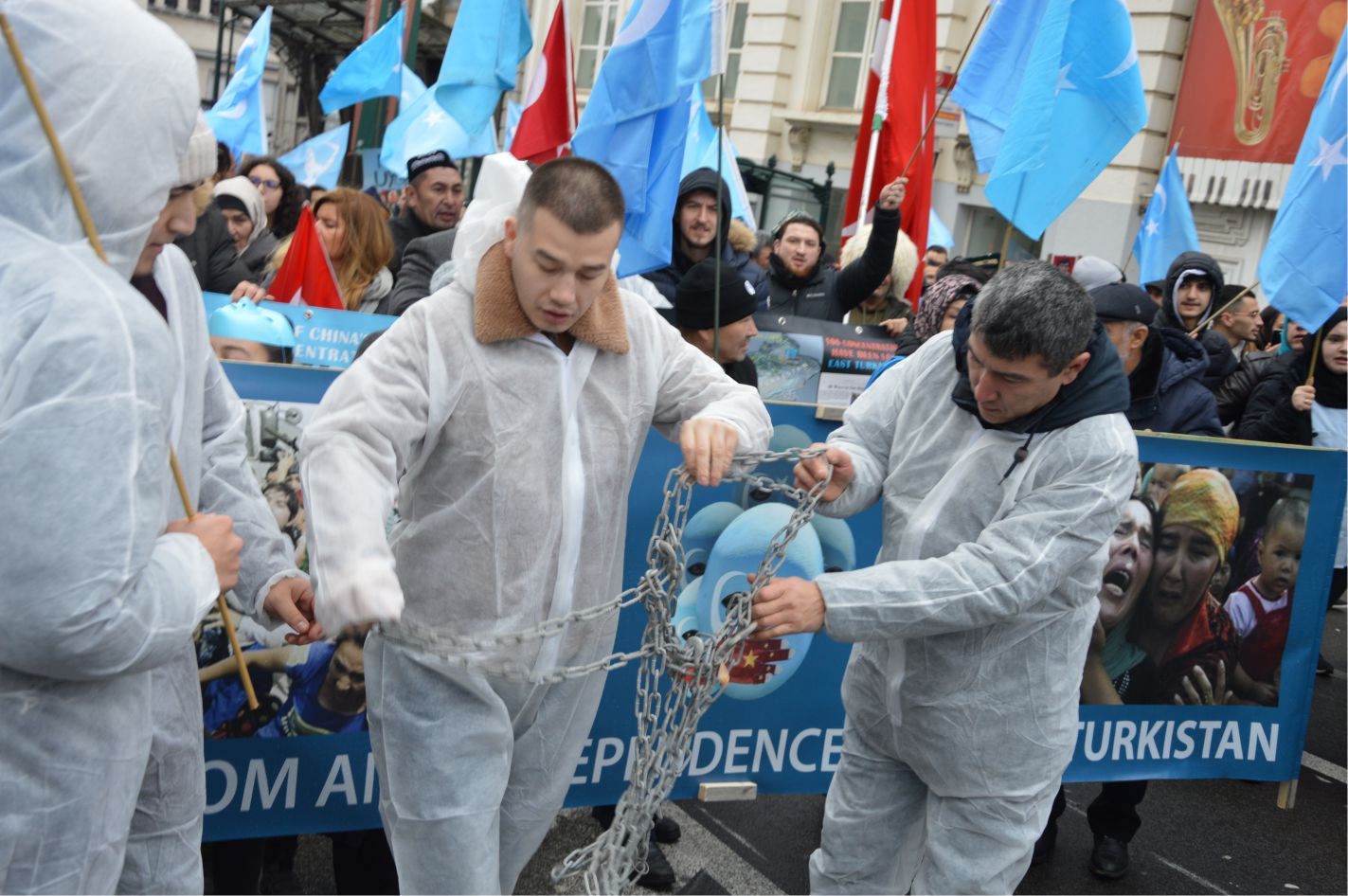 UYGURLARA YÖNELİK 'ÇİN ZULMÜ' AVRUPA'NIN BAŞKENTİ BRÜKSEL'DE PROTESTO EDİLDİ