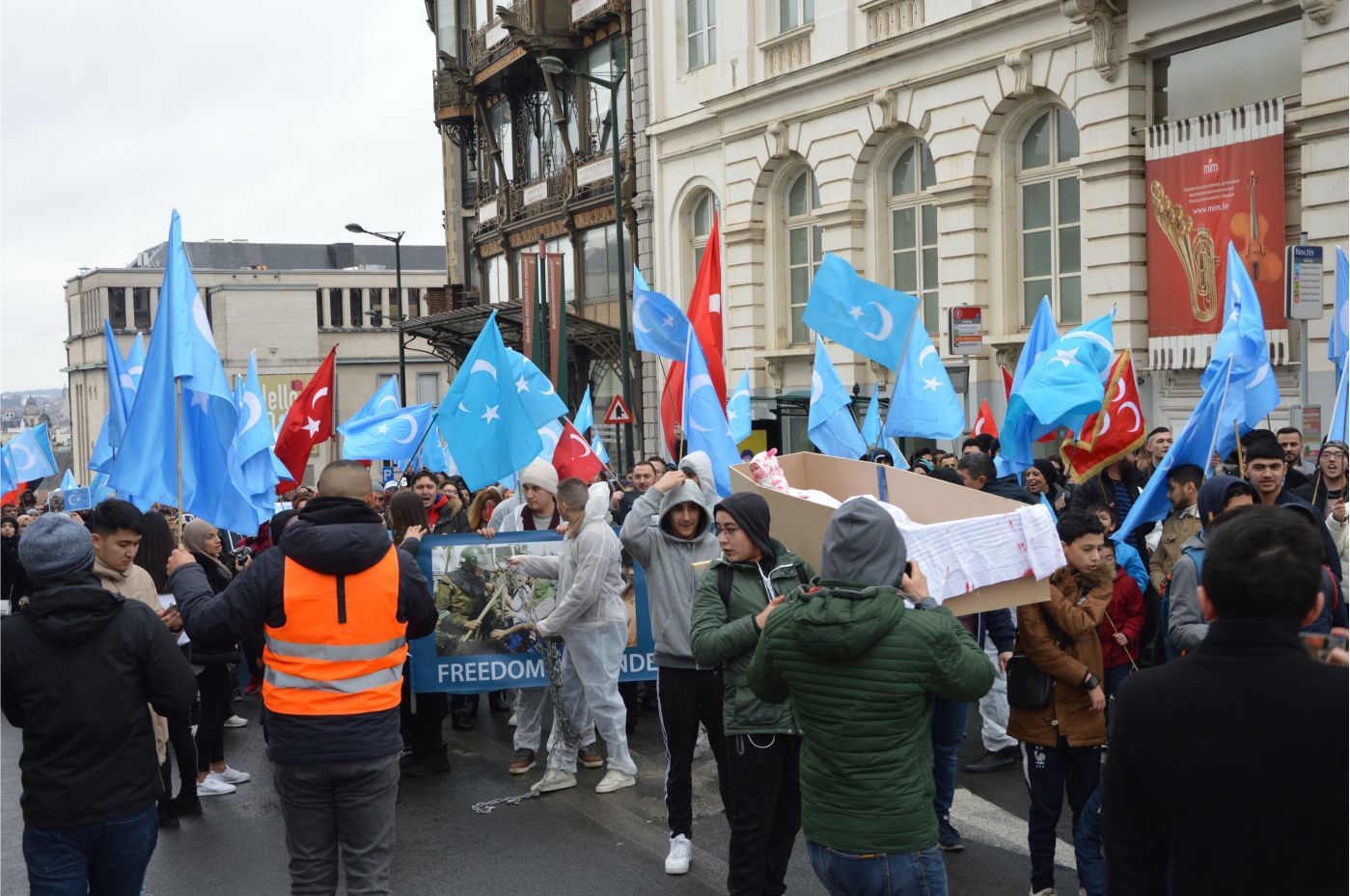 UYGURLARA YÖNELİK 'ÇİN ZULMÜ' AVRUPA'NIN BAŞKENTİ BRÜKSEL'DE PROTESTO EDİLDİ