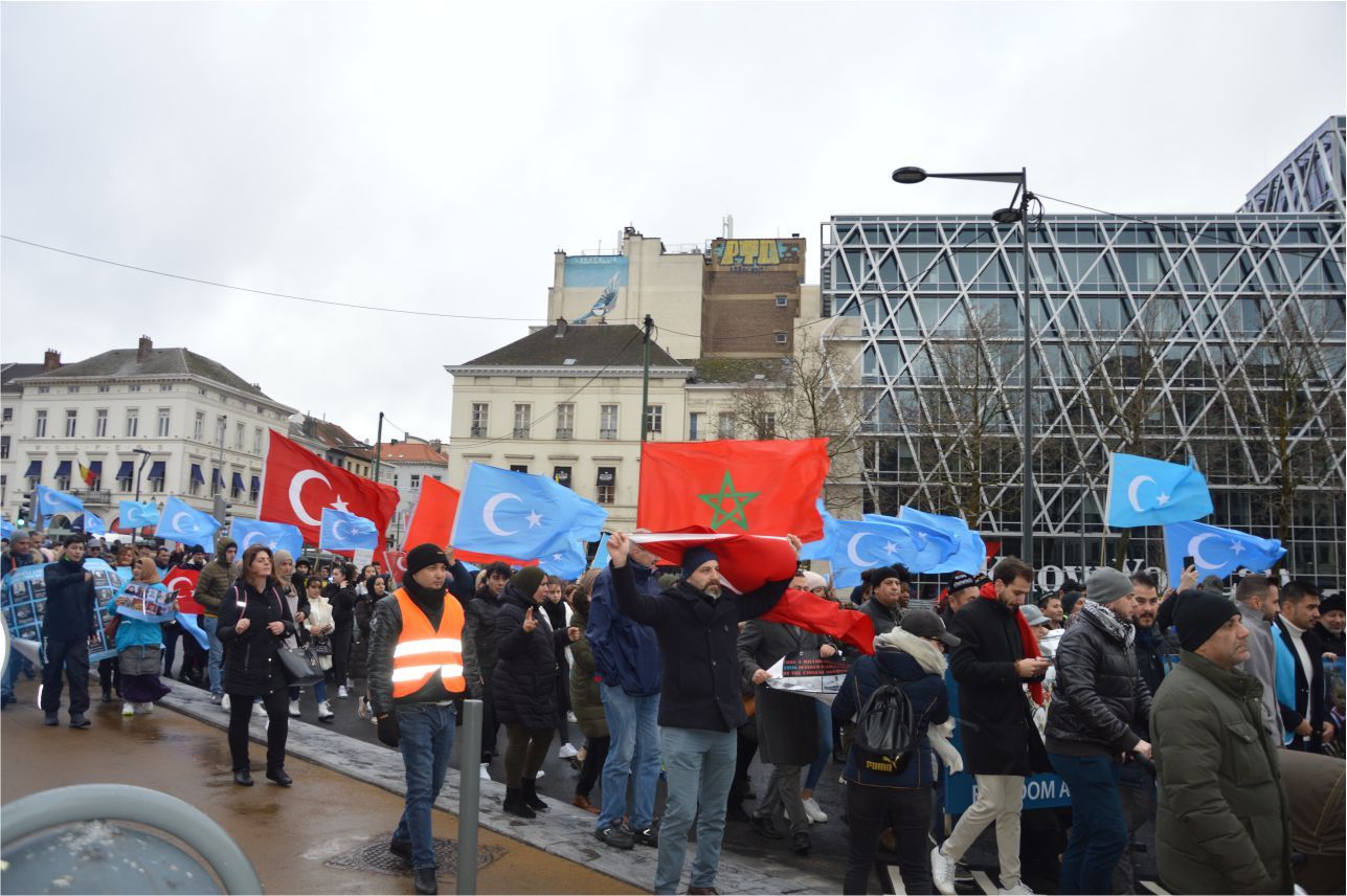 UYGURLARA YÖNELİK 'ÇİN ZULMÜ' AVRUPA'NIN BAŞKENTİ BRÜKSEL'DE PROTESTO EDİLDİ