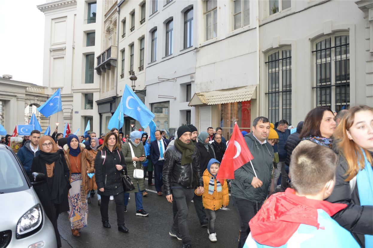 UYGURLARA YÖNELİK 'ÇİN ZULMÜ' AVRUPA'NIN BAŞKENTİ BRÜKSEL'DE PROTESTO EDİLDİ