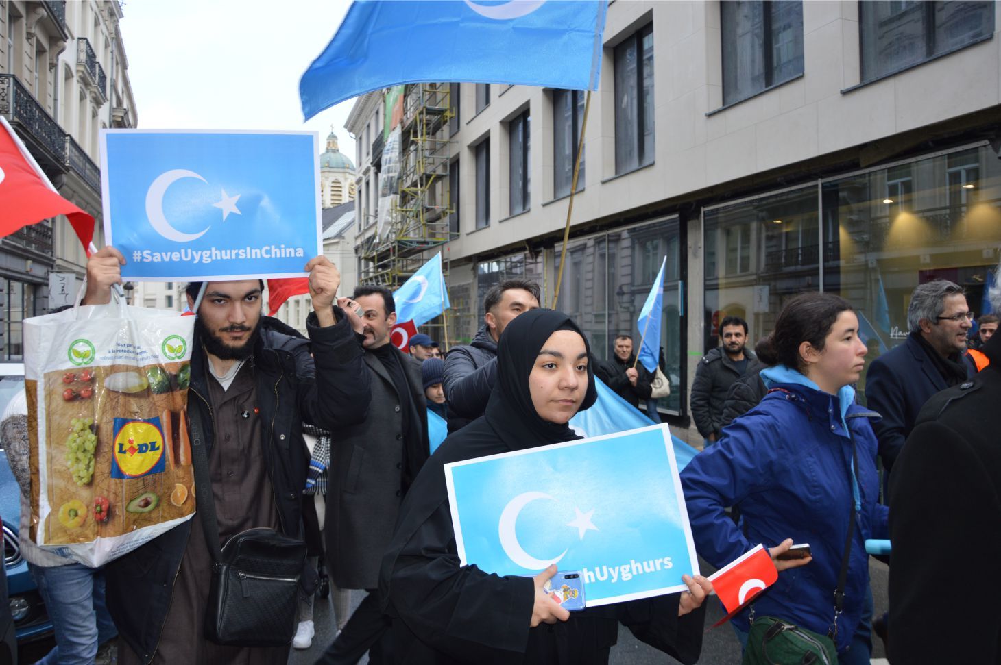 UYGURLARA YÖNELİK 'ÇİN ZULMÜ' AVRUPA'NIN BAŞKENTİ BRÜKSEL'DE PROTESTO EDİLDİ