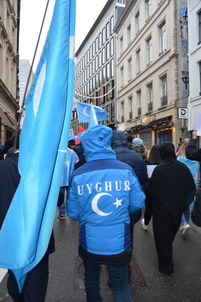 UYGURLARA YÖNELİK 'ÇİN ZULMÜ' AVRUPA'NIN BAŞKENTİ BRÜKSEL'DE PROTESTO EDİLDİ