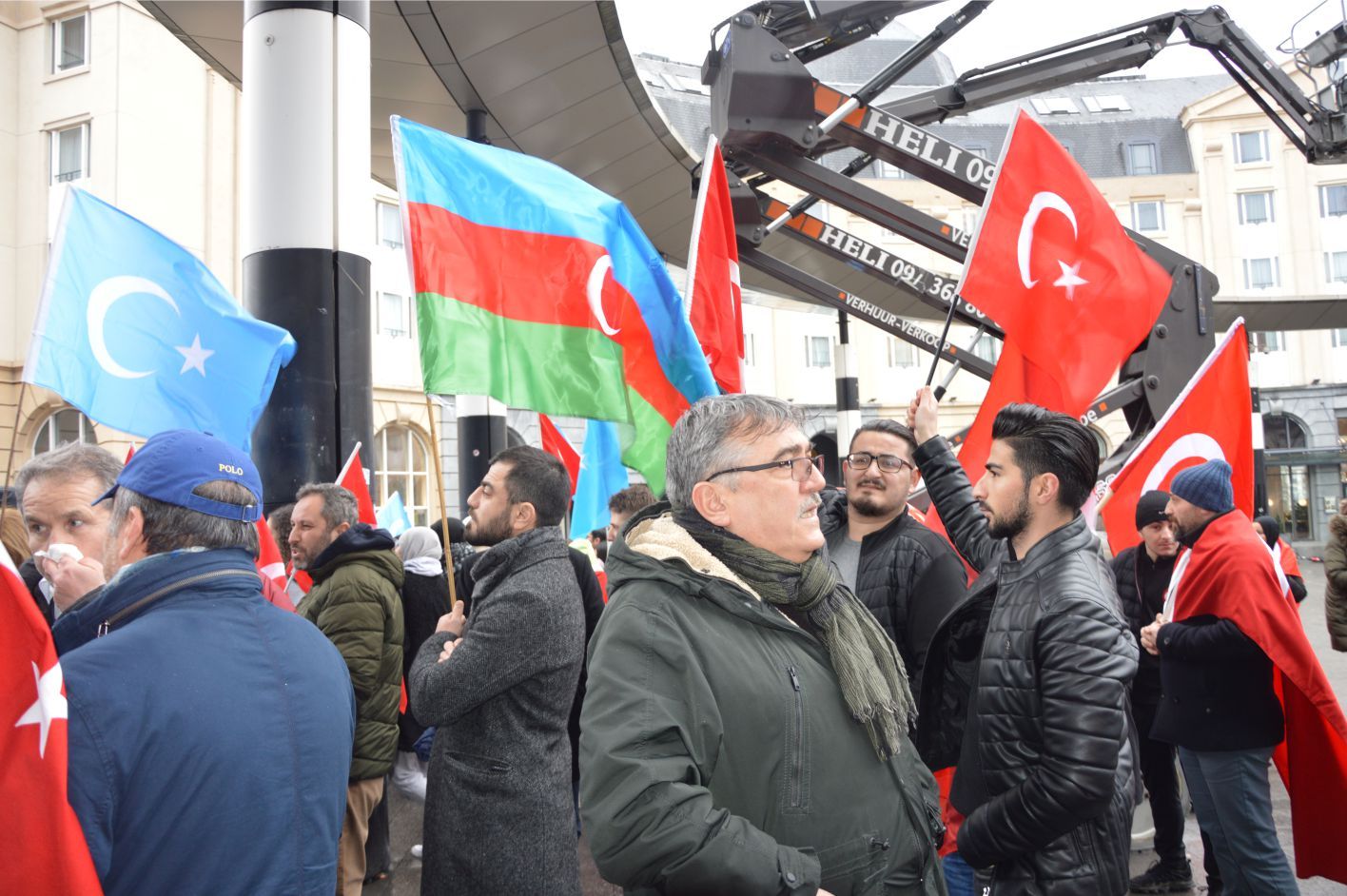 UYGURLARA YÖNELİK 'ÇİN ZULMÜ' AVRUPA'NIN BAŞKENTİ BRÜKSEL'DE PROTESTO EDİLDİ