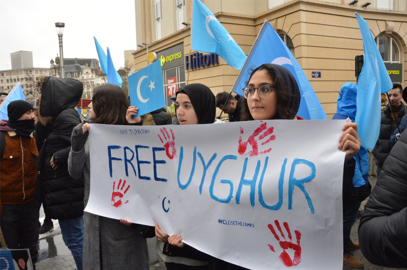 UYGURLARA YÖNELİK 'ÇİN ZULMÜ' AVRUPA'NIN BAŞKENTİ BRÜKSEL'DE PROTESTO EDİLDİ