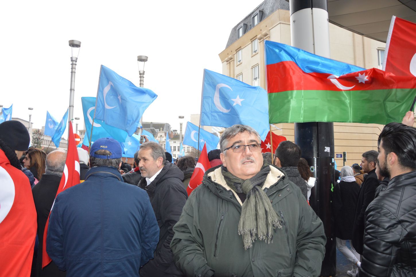 UYGURLARA YÖNELİK 'ÇİN ZULMÜ' AVRUPA'NIN BAŞKENTİ BRÜKSEL'DE PROTESTO EDİLDİ