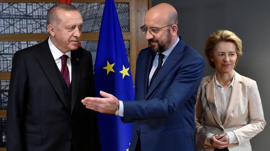 Erdoğan ve Türk heyeti üstlerinde paltolarıyla salondan ayrıldı