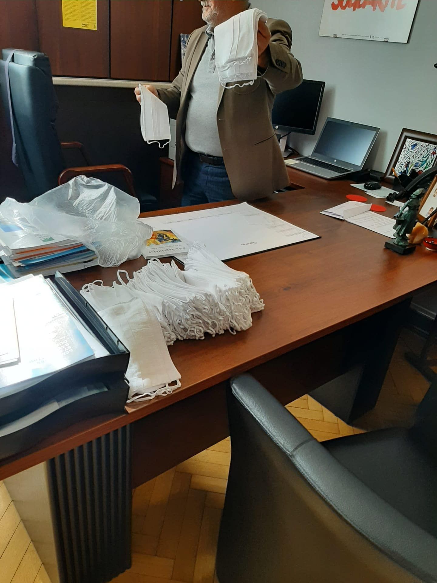 ~~â€˜BRÜKSEL ERENLER DERNEĞİâ€™NDEN ÖRNEK BİR DAVRANIŞ MASKE ÜRETİP, ÜCRETSİZ DAĞITIYORLAR