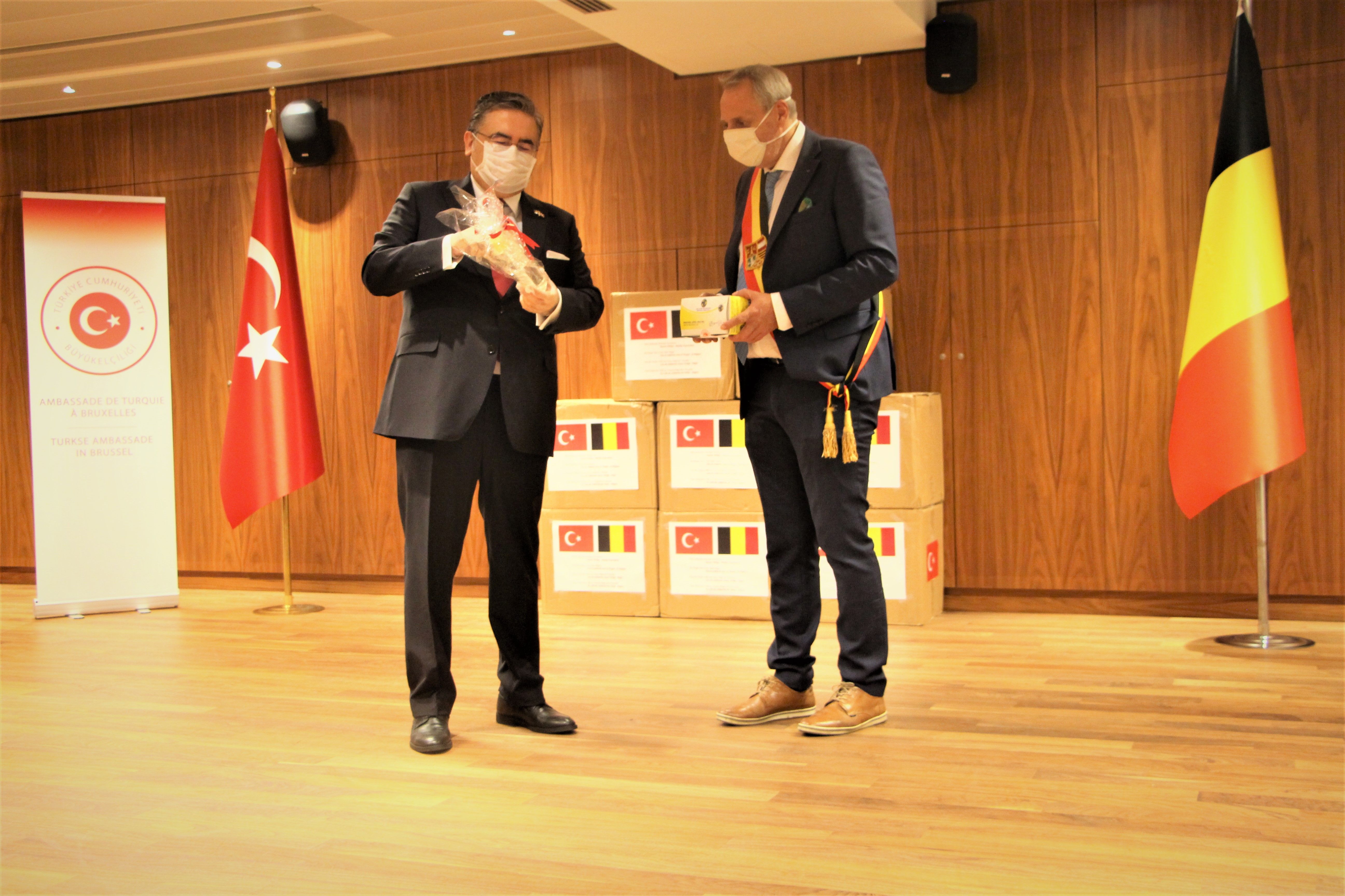 Liège Valiliği'ne Ülkemiz tarafından yapılan maske yardımı ve teslim töreni hakkında basın duyurusu