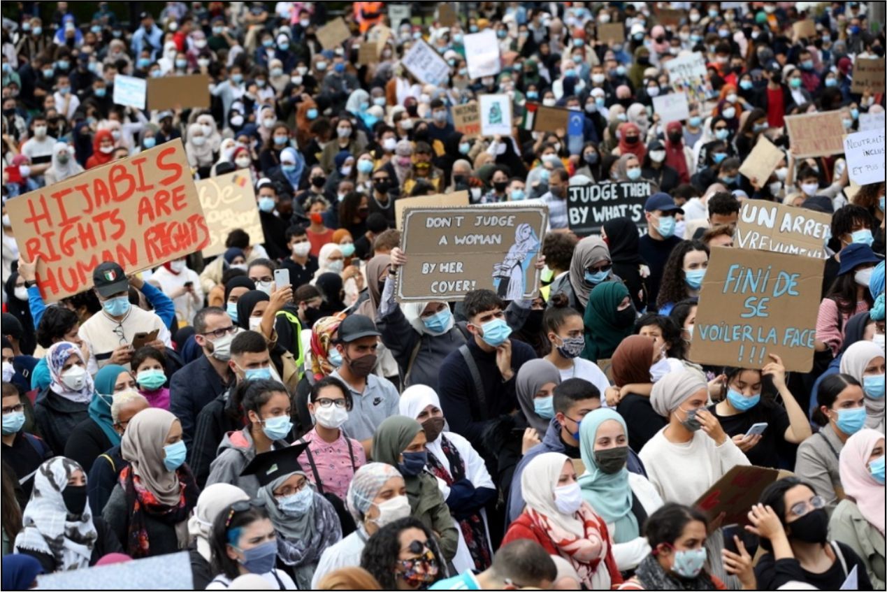 BRÜKSELÂ´DE BAŞÖRTÜSÜ YASAĞI PROTESTOSU