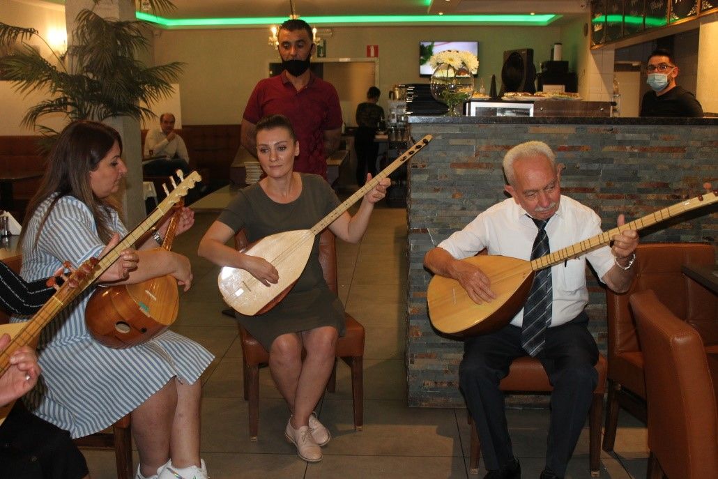 BAŞKONSOLOS KARAOĞLU'NA SAZLI VE TÜRKÜLÜ VEDA PROGRAMI DÜZENLEDİLER