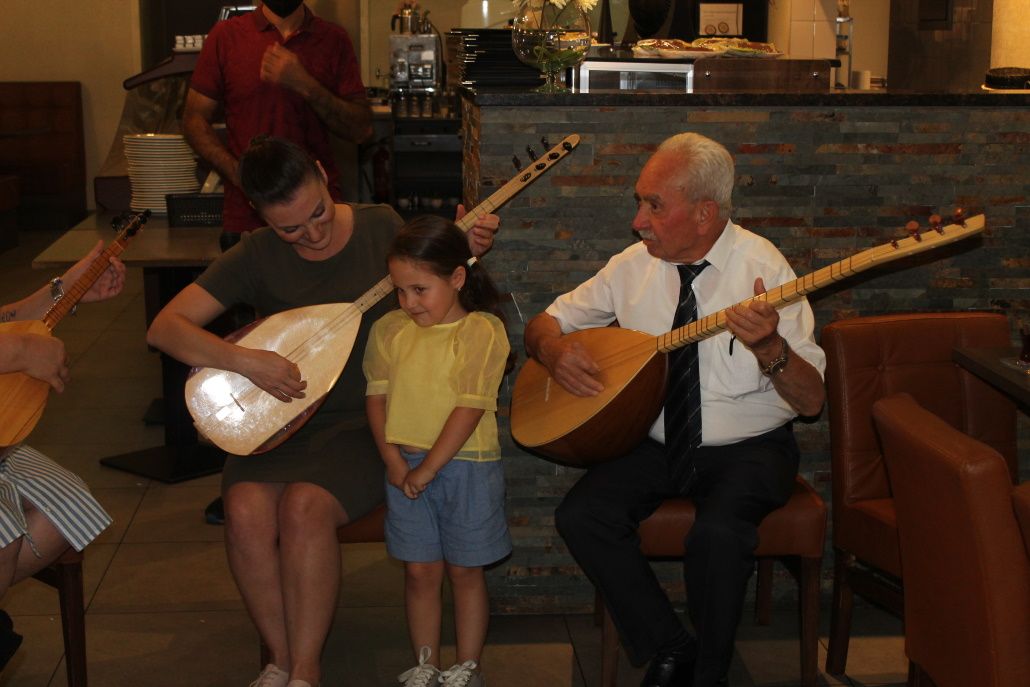 BAŞKONSOLOS KARAOĞLU'NA SAZLI VE TÜRKÜLÜ VEDA PROGRAMI DÜZENLEDİLER
