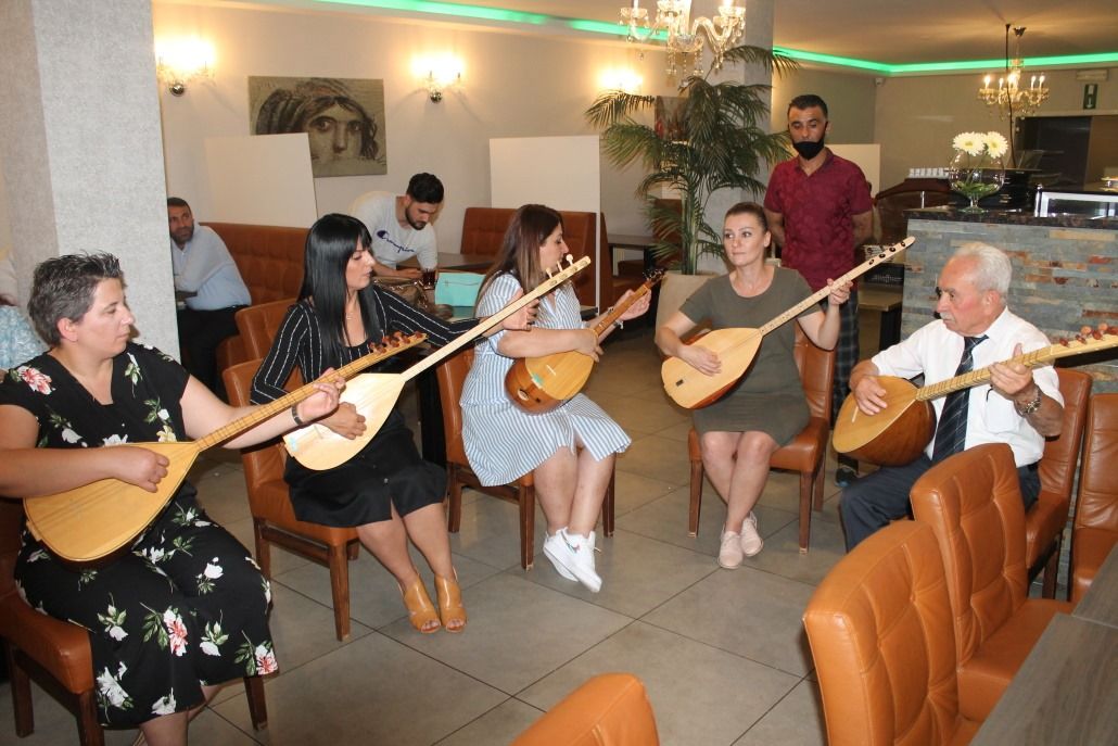 BAŞKONSOLOS KARAOĞLU'NA SAZLI VE TÜRKÜLÜ VEDA PROGRAMI DÜZENLEDİLER
