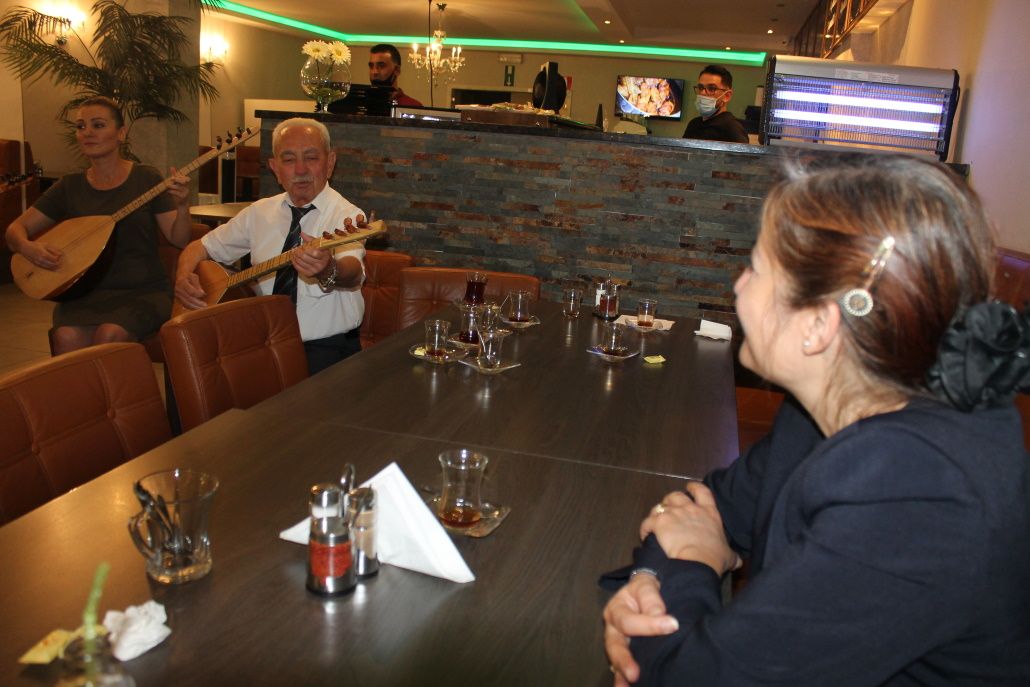 BAŞKONSOLOS KARAOĞLU'NA SAZLI VE TÜRKÜLÜ VEDA PROGRAMI DÜZENLEDİLER