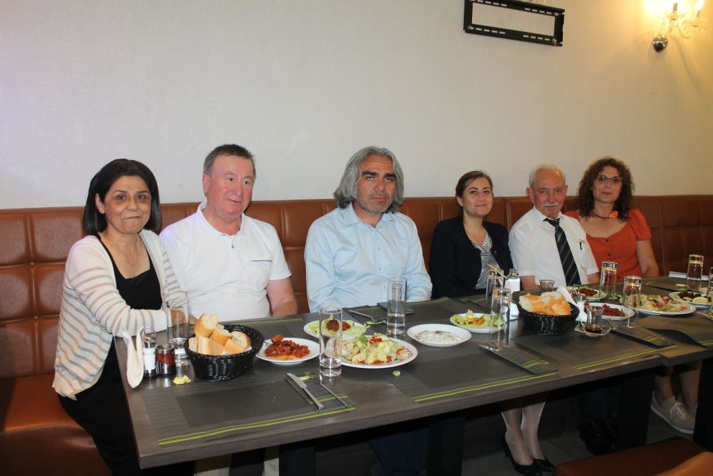 BAŞKONSOLOS KARAOĞLU'NA SAZLI VE TÜRKÜLÜ VEDA PROGRAMI DÜZENLEDİLER