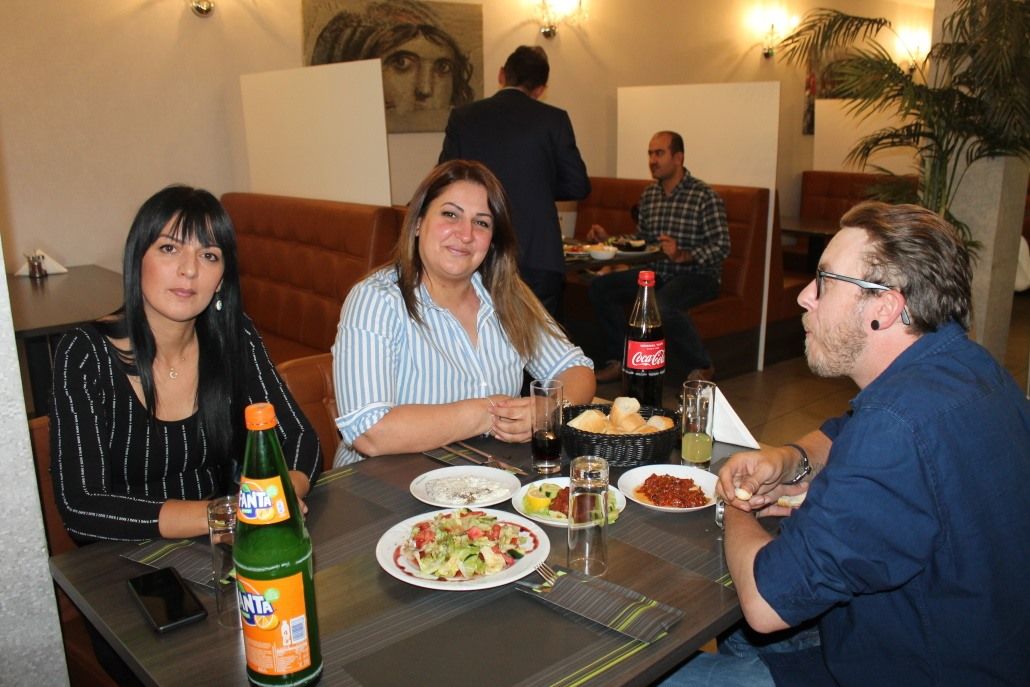 BAŞKONSOLOS KARAOĞLU'NA SAZLI VE TÜRKÜLÜ VEDA PROGRAMI DÜZENLEDİLER