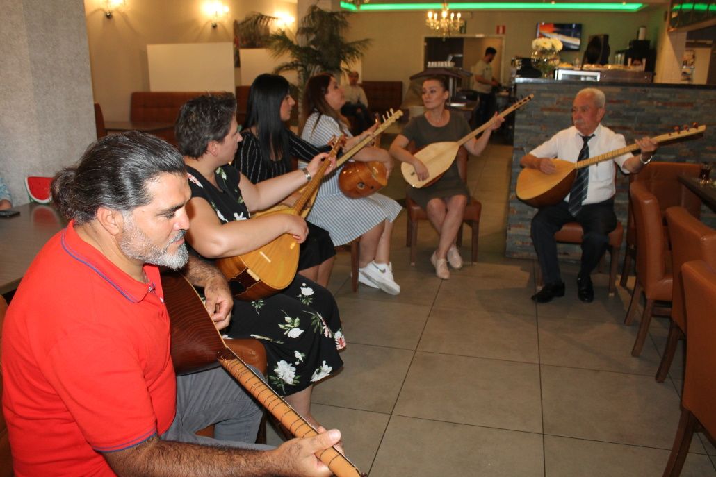 BAŞKONSOLOS KARAOĞLU'NA SAZLI VE TÜRKÜLÜ VEDA PROGRAMI DÜZENLEDİLER