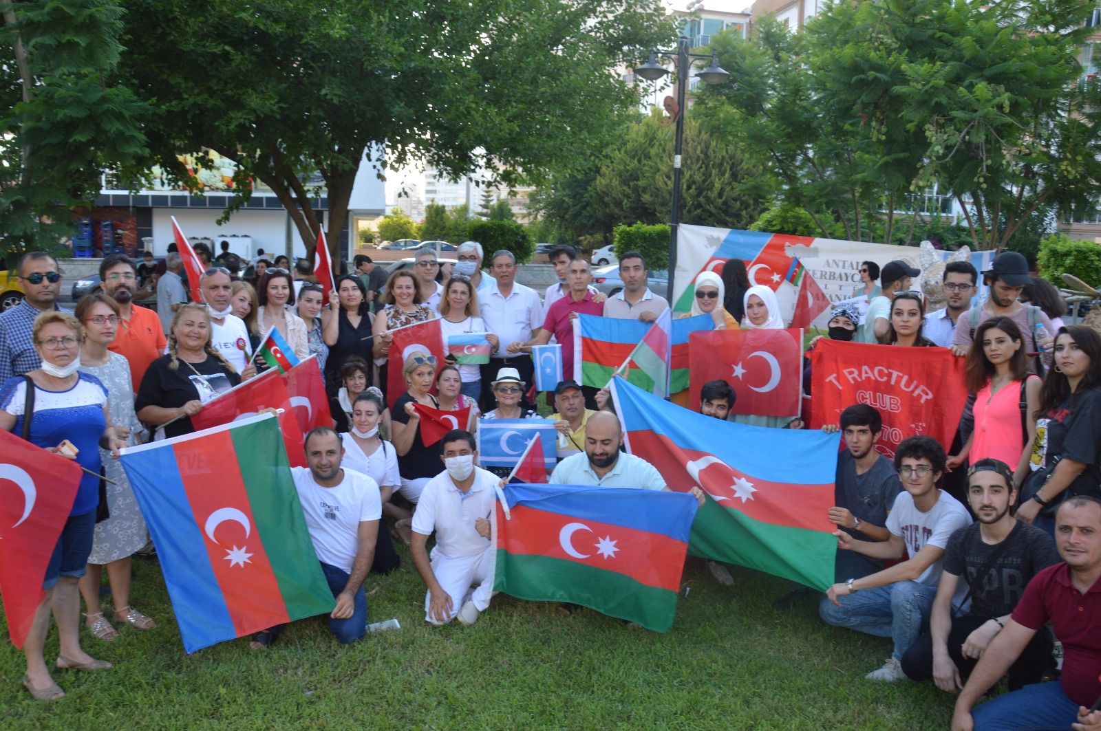 Irak Türkleri Azerbaycanlı kardeşlerinin yanında!