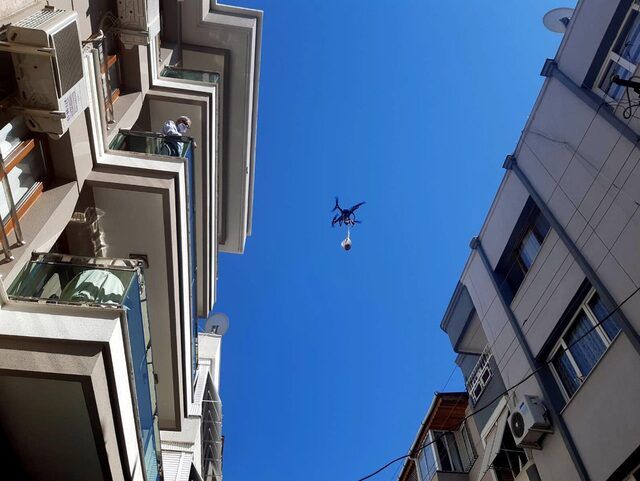 Sosyal mesafe kuralına dikkat çekmek için kurban etini drone'la dağıttı