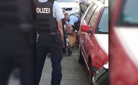 Almanya'da gözaltına aldıkları kişiye şiddet uygulayan 3 polis görevden uzaklaştırıldı
